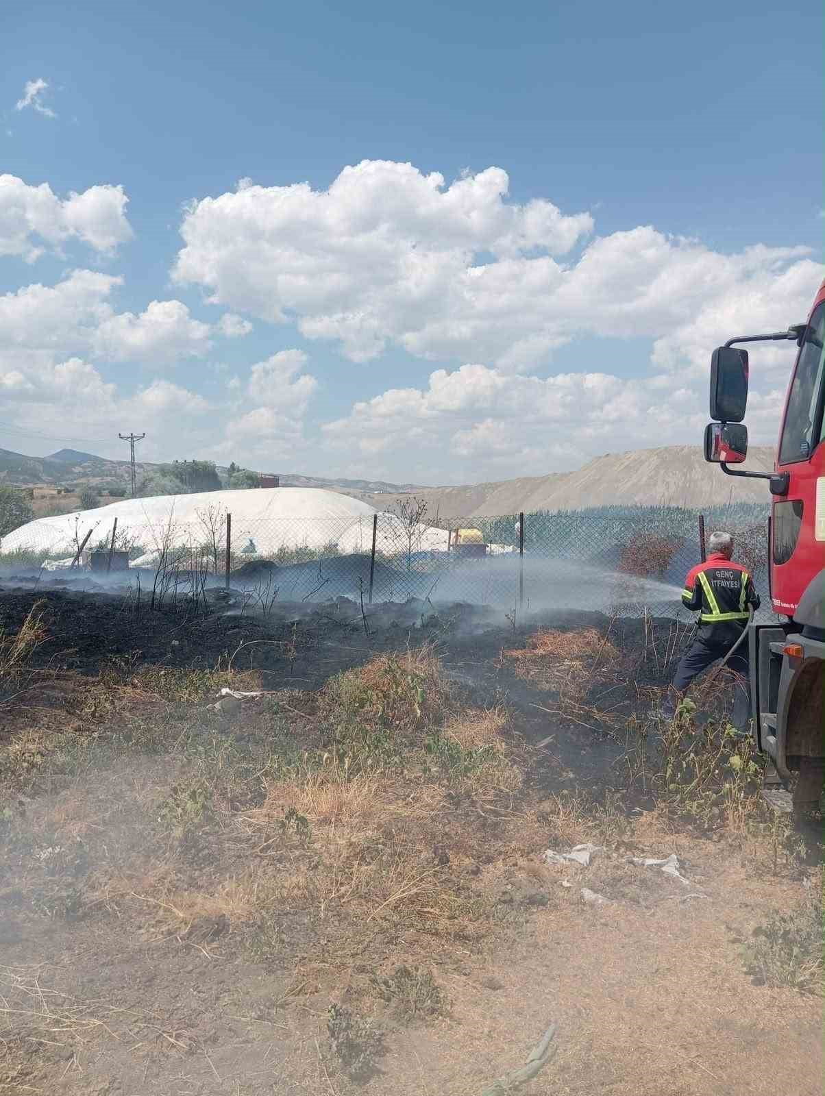 BİNGÖL'DE ÇIKAN YANGIN, EKİPLERİN ZAMANINDA MÜDAHALESİYLE SAMAN BALYALARINA SIÇRAMADAN...