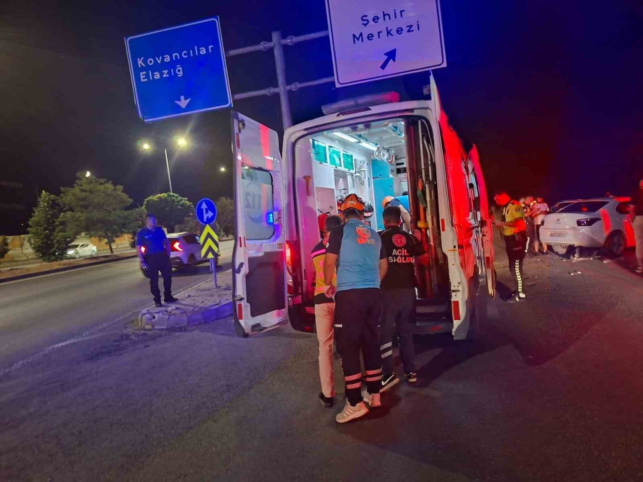 BİNGÖL'DE İKİ OTOMOBİL ÇARPIŞTI: 2 YARALI
