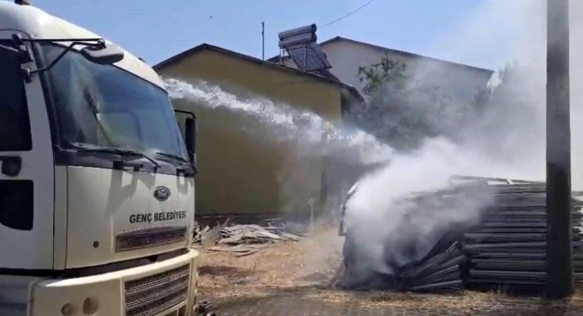 BİNGÖL'DE İSTİFLENEN PLASTİK PENCERELERDE ÇIKAN YANGIN, İTFAİYE EKİPLERİNİN MÜDAHALESİYLE...