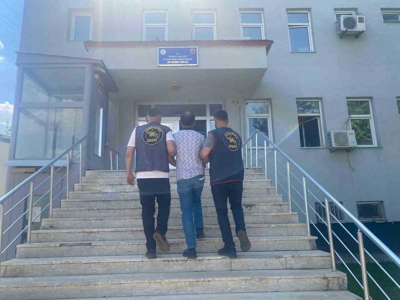 BİNGÖL'DE JANDARMADAN HUZUR OPERASYONU: 7 HÜKÜMLÜ YAKALANDI