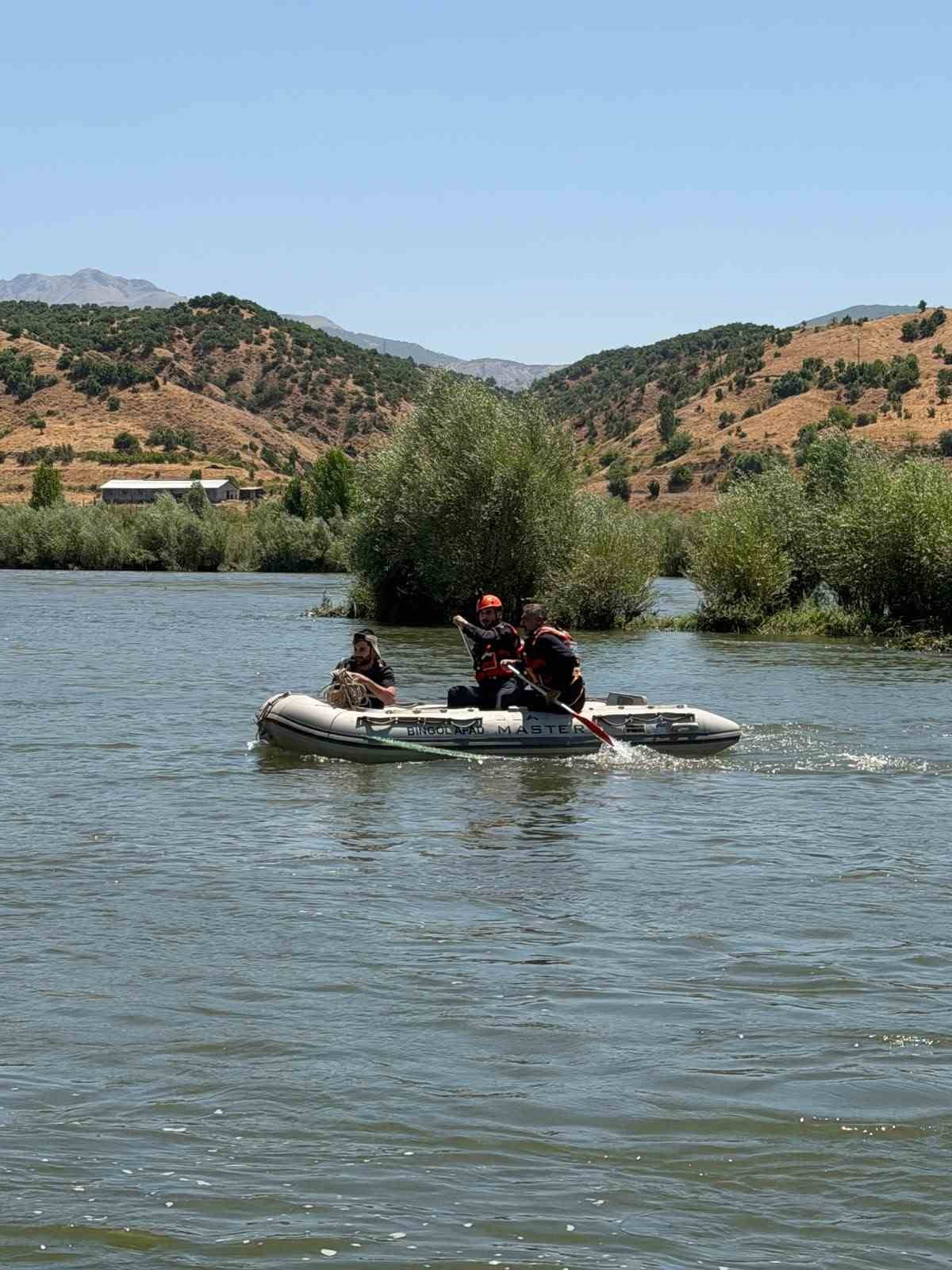 BİNGÖL'DE, MURAT NEHRİ KIYISINDA PİKNİK YAPTIĞI SIRADA BARAJ KAPAKLARININ AÇILMASIYLA SU...