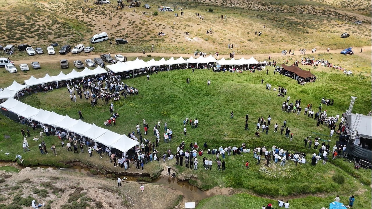 BİNGÖL'ÜN GENÇ İLÇESİNE BAĞLI ÇOTLA YAYLASI'NDA DÜZENLENEN ÇOTLA FESTİVALİ RENKLİ GÖRÜNTÜLERE...