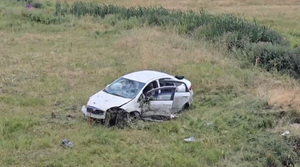 BİNGÖL’DE KONTROLDEN ÇIKAN OTOMOBİL ARAZİYE UÇTU: 3 YARALI