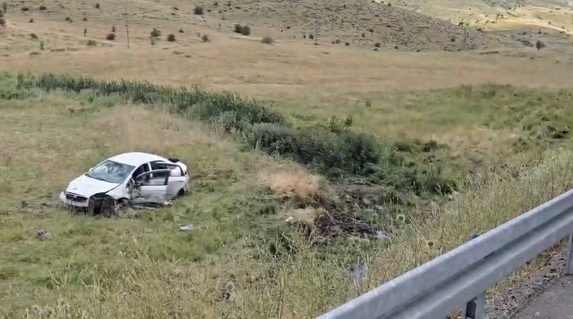BİNGÖL’DE KONTROLDEN ÇIKAN OTOMOBİL ARAZİYE UÇTU: 3 YARALI