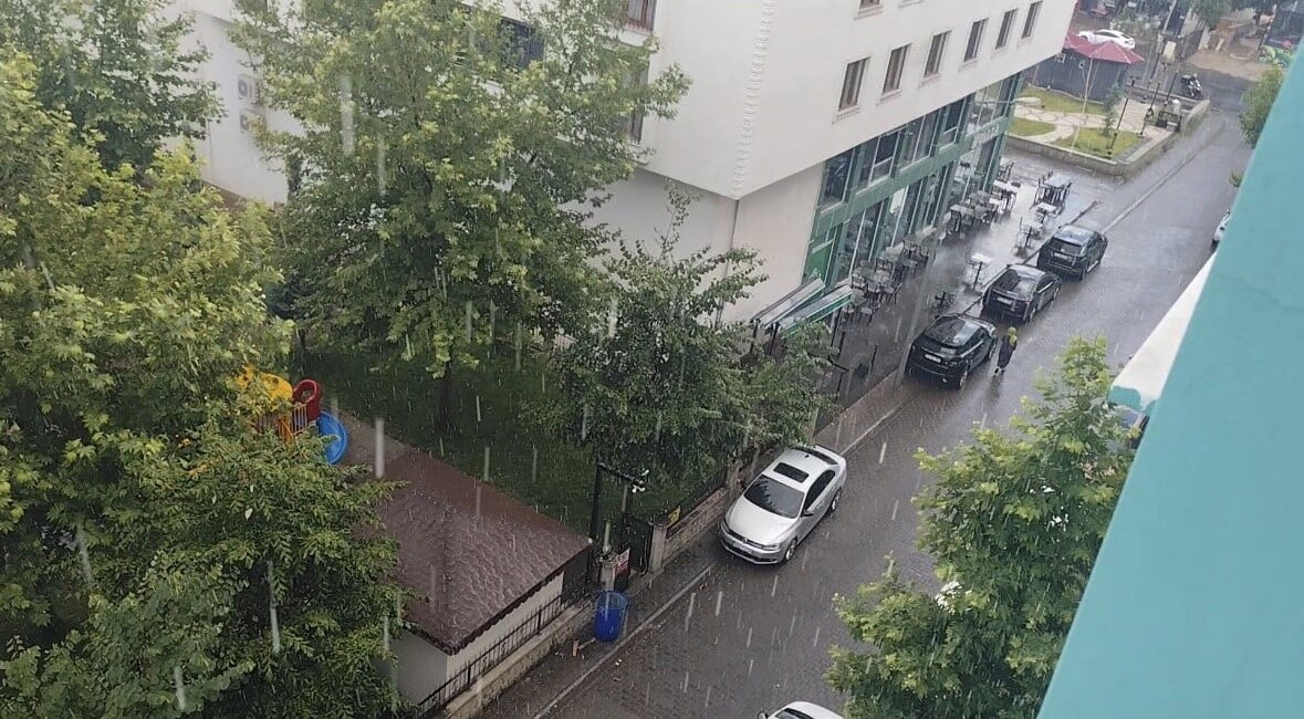 BİNGÖL’DE ÖĞLE SAATLERİNDE SAĞANAK YAĞIŞ ETKİLİ OLDU.