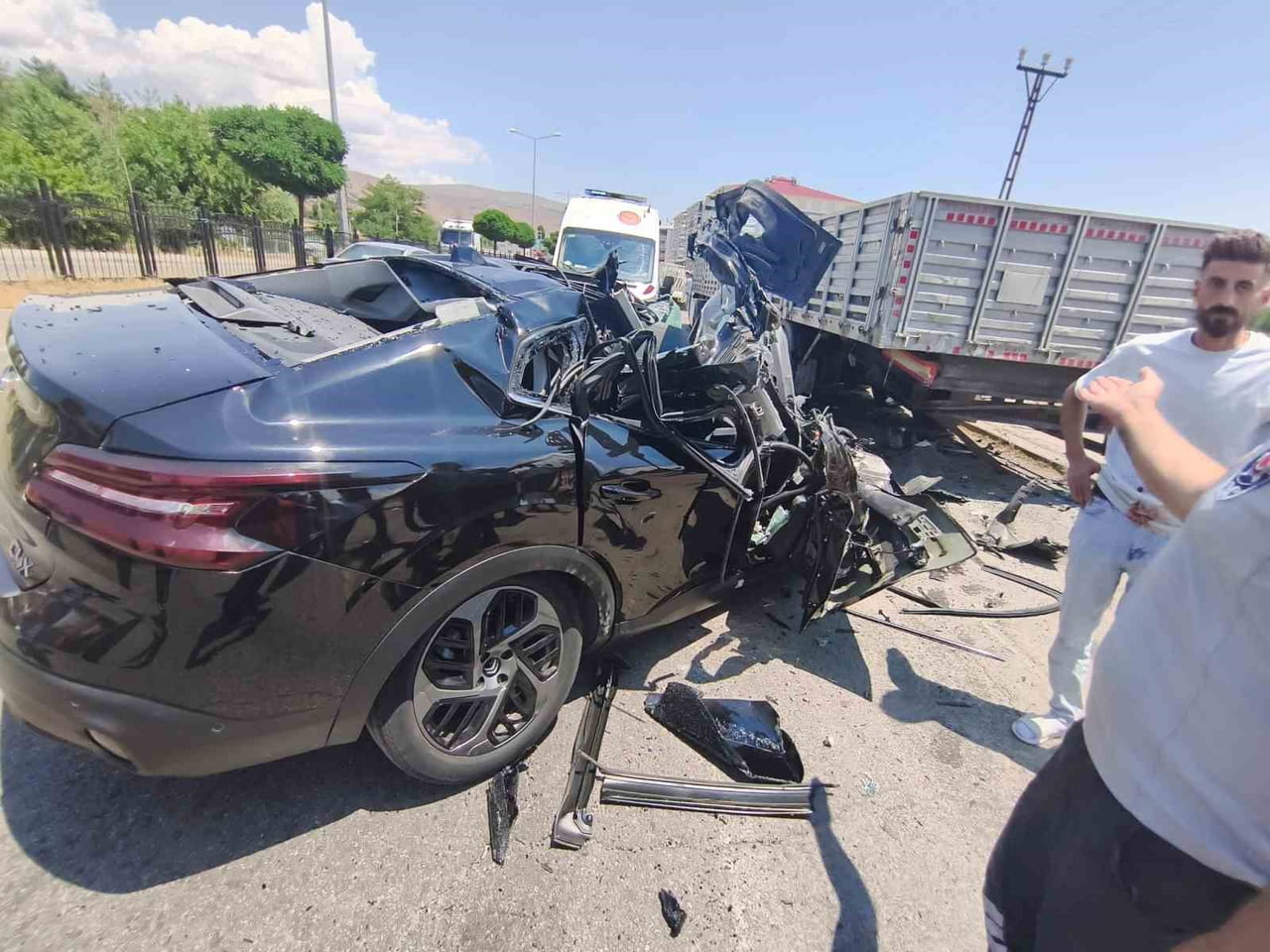 BİNGÖL’DE PARK HALİNDEKİ TIRAN ÇARPAN CİTROEN MARKA OTOMOBİL HURDAYA DÖNERKEN, KAZADA 1 KİŞİ...