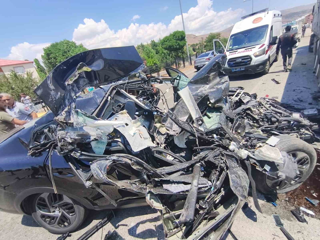 BİNGÖL’DE PARK HALİNDEKİ TIRAN ÇARPAN CİTROEN MARKA OTOMOBİL HURDAYA DÖNERKEN, KAZADA 1 KİŞİ...