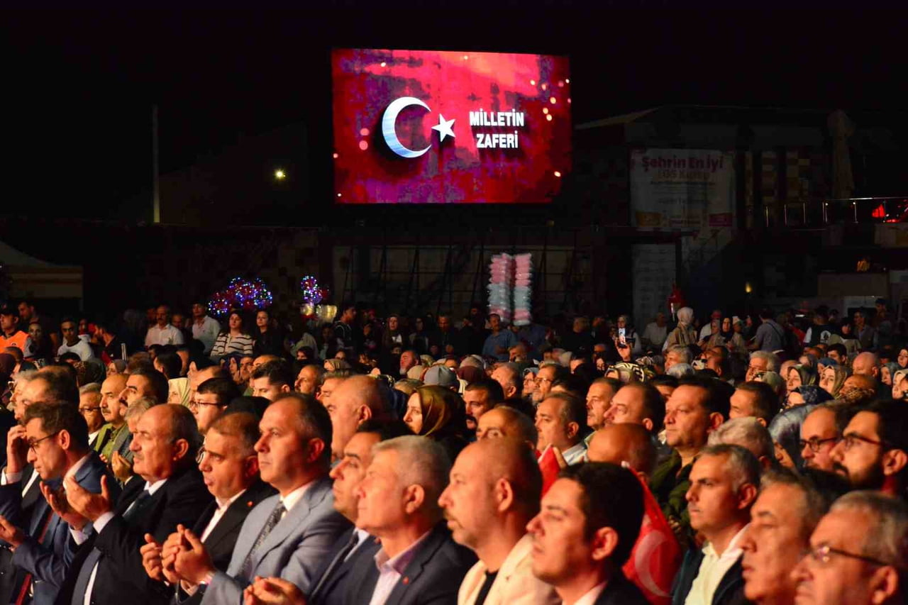 BİNLERCE VATANDAŞ BİR ARAYA GELEREK DUA ETTİ.