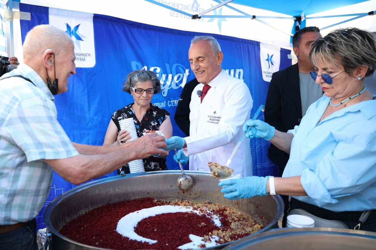 BİR HAFTA BOYUNCA FARKLI MAHALLELERDE GERÇEKLEŞTİRİLECEK AŞURE İKRAMLARININ İLK GÜNÜNDE...