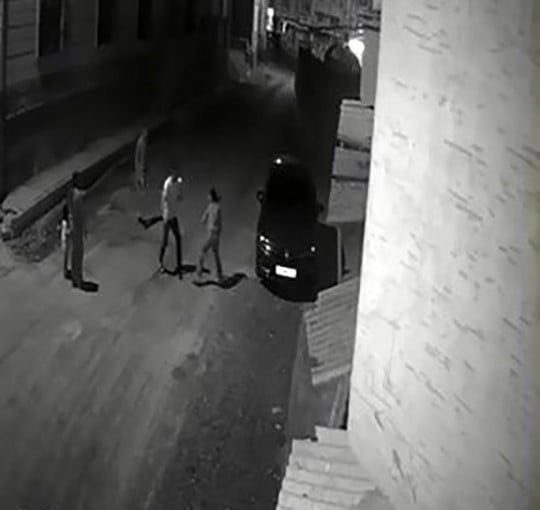 BİR KADIN İLE ERKEĞİN BOKS ANTRENMANI YAPTIĞI ANLAR GÜVENLİK KAMERASINA YANSIDI