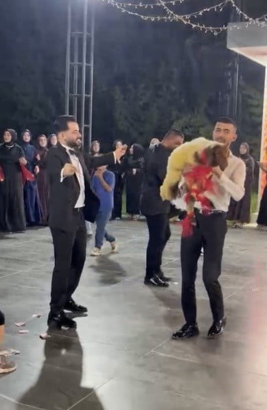 BİR KİŞİ, KIRMIZI KURDELELERLE SÜSLEDİĞİ KUZUYU ARKADAŞINA DÜĞÜN HEDİYESİ OLARAK VERİRKEN, O ANLAR...