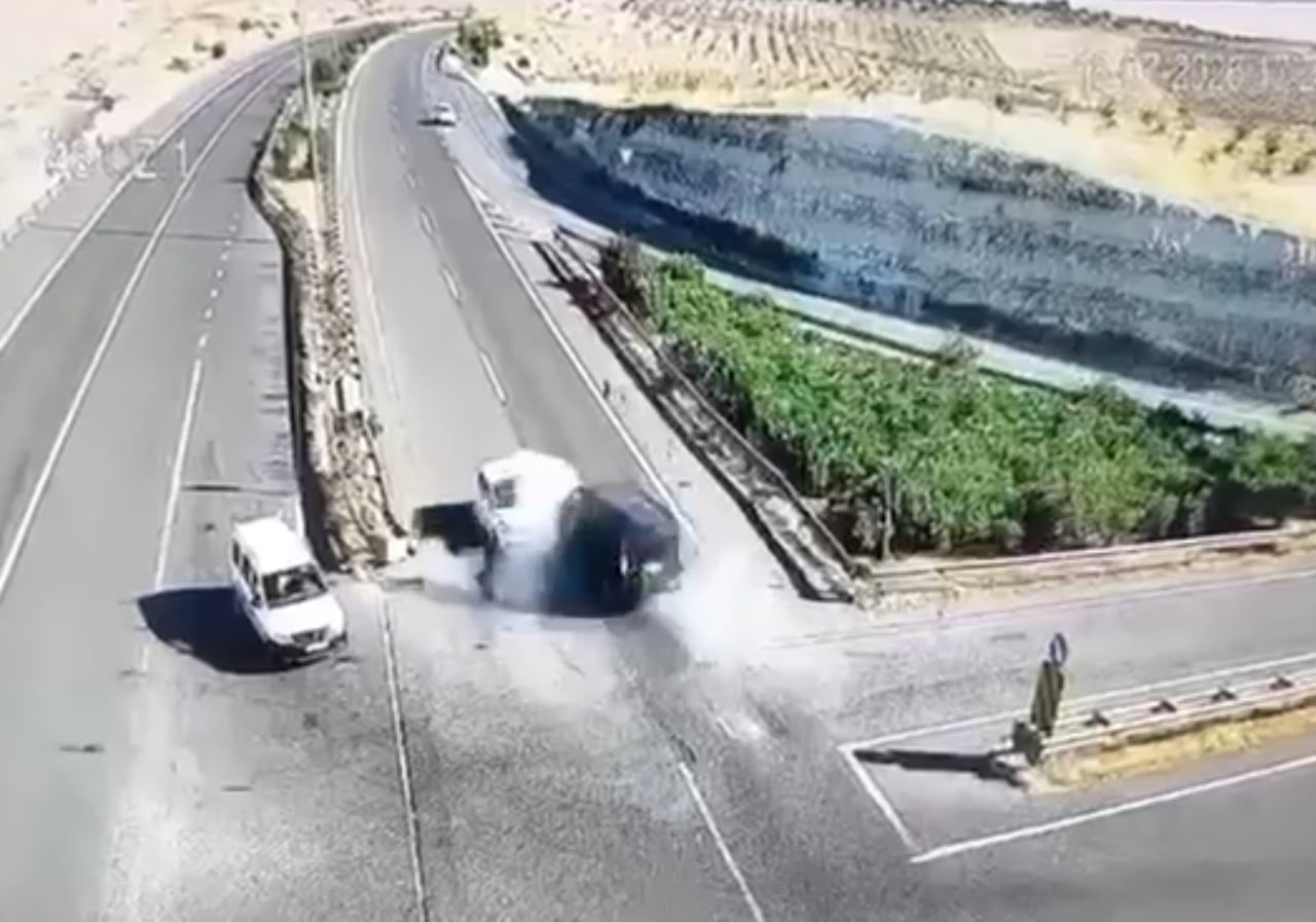BİRECİK'TE YAŞANAN FECİ KAZA KAMERADA