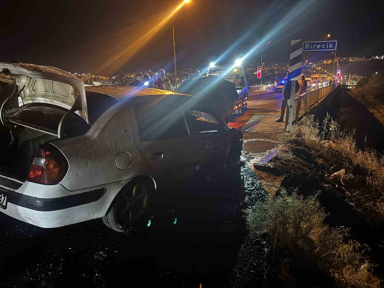 BİRECİK KÖPRÜSÜ ÜZERİNDE SEYİR HALİNDE OLAN OTOMOBİLİN ÖN KISMINDAN ALEVLER YÜKSELDİ. OTOMOBİLİ...