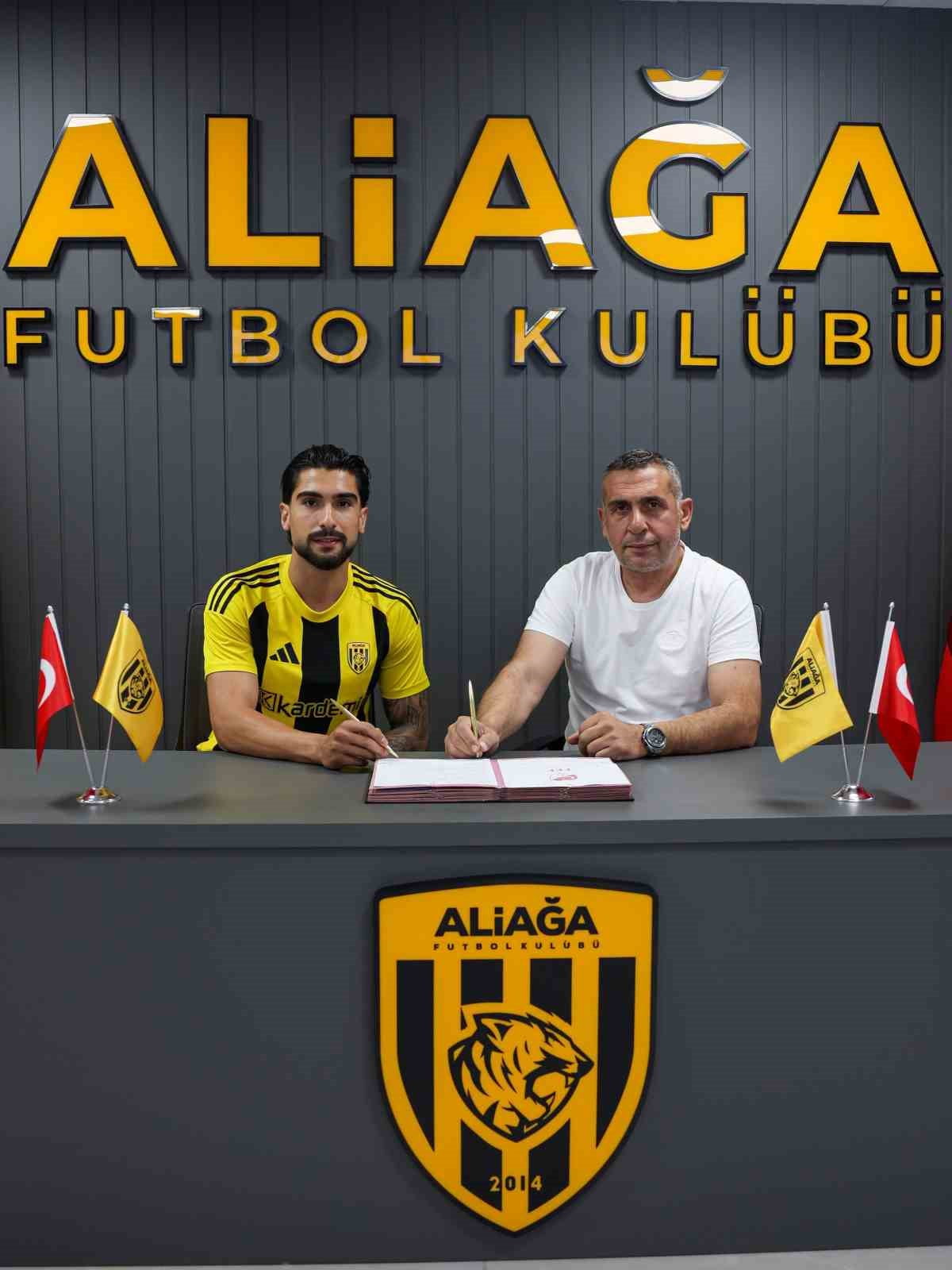 BİRKAN YILMAZ (SOLDA), ALİAĞA FK BAŞKANI TURGAY METE (SAĞDA)