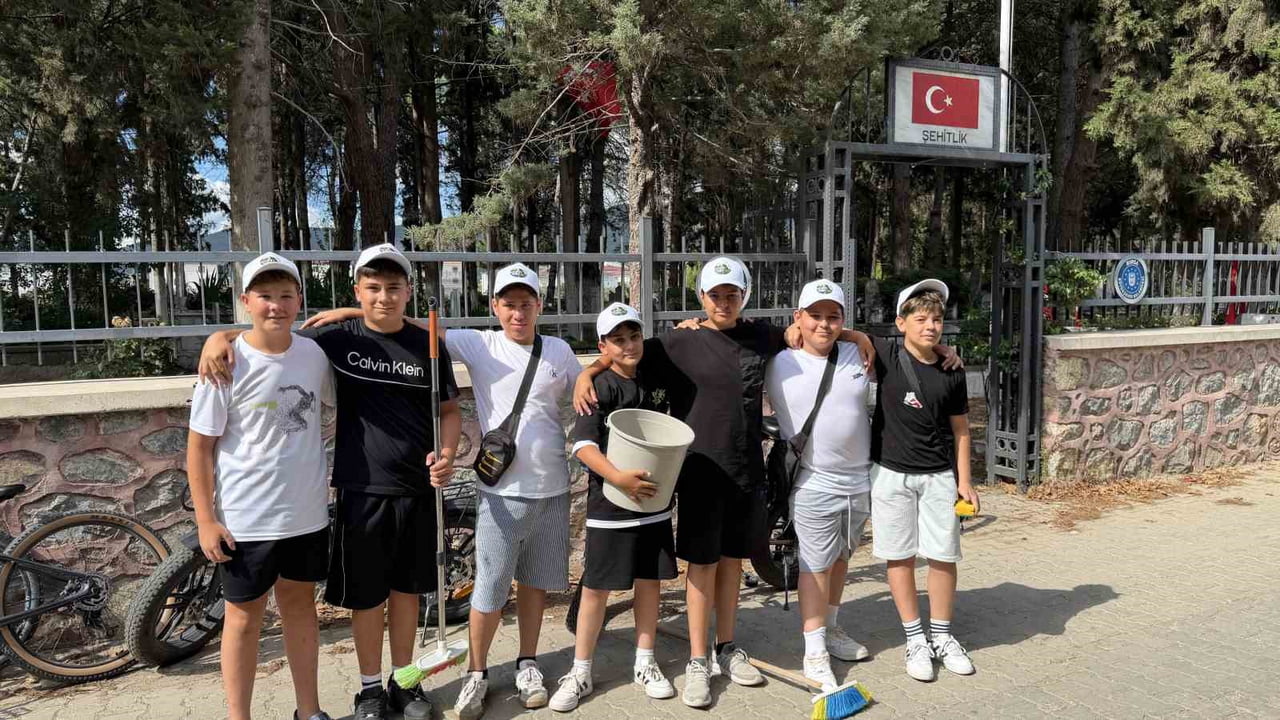 BİSİKLETLERİYLE İLÇENİN DÖRT BİR YANINI DOLAŞARAK ÇEVRE TEMİZLİĞİ YAPAN BAHADIR, ÇINAR VE...