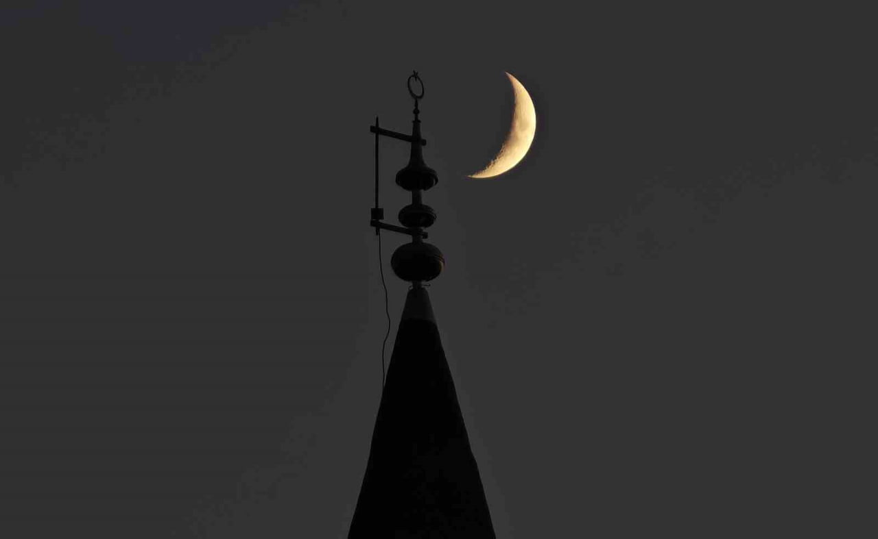 BİTLİS'İN AHLAT İLÇESİNDE AKŞAM SAATLERİNDE GÖKYÜZÜNDE BELİREN HİLAL, BİR CAMİNİN MİNARESİNDEKİ...