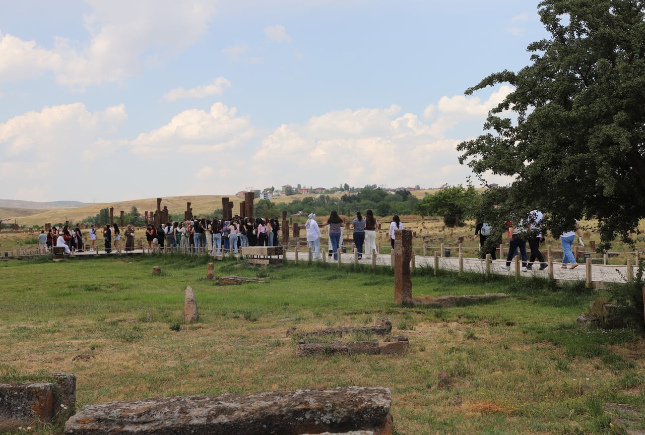 BİTLİS'İN AHLAT İLÇESİNDE BULUNAN VE UNESCO DÜNYA KÜLTÜR MİRASI GEÇİCİ LİSTESİ'NDE YER ALAN...