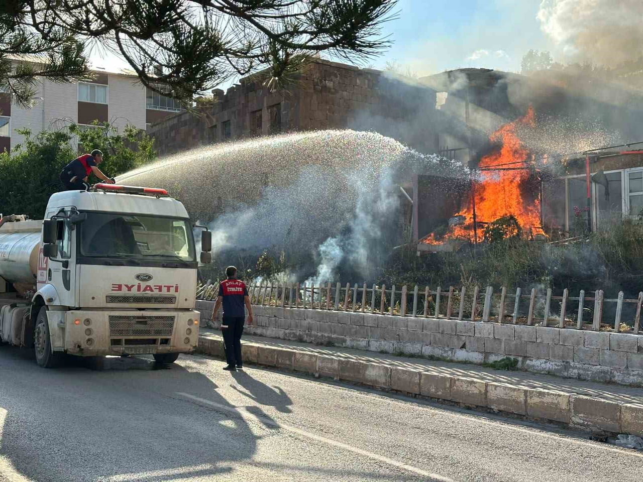 BİTLİS’İN AHLAT İLÇESİNDE BİR İŞ YERİNİN BAHÇESİNDE ÇIKAN YANGIN, ÇEVREDE PANİĞE NEDEN...