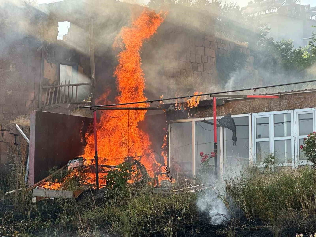 BİTLİS’İN AHLAT İLÇESİNDE BİR İŞ YERİNİN BAHÇESİNDE ÇIKAN YANGIN, ÇEVREDE PANİĞE NEDEN...