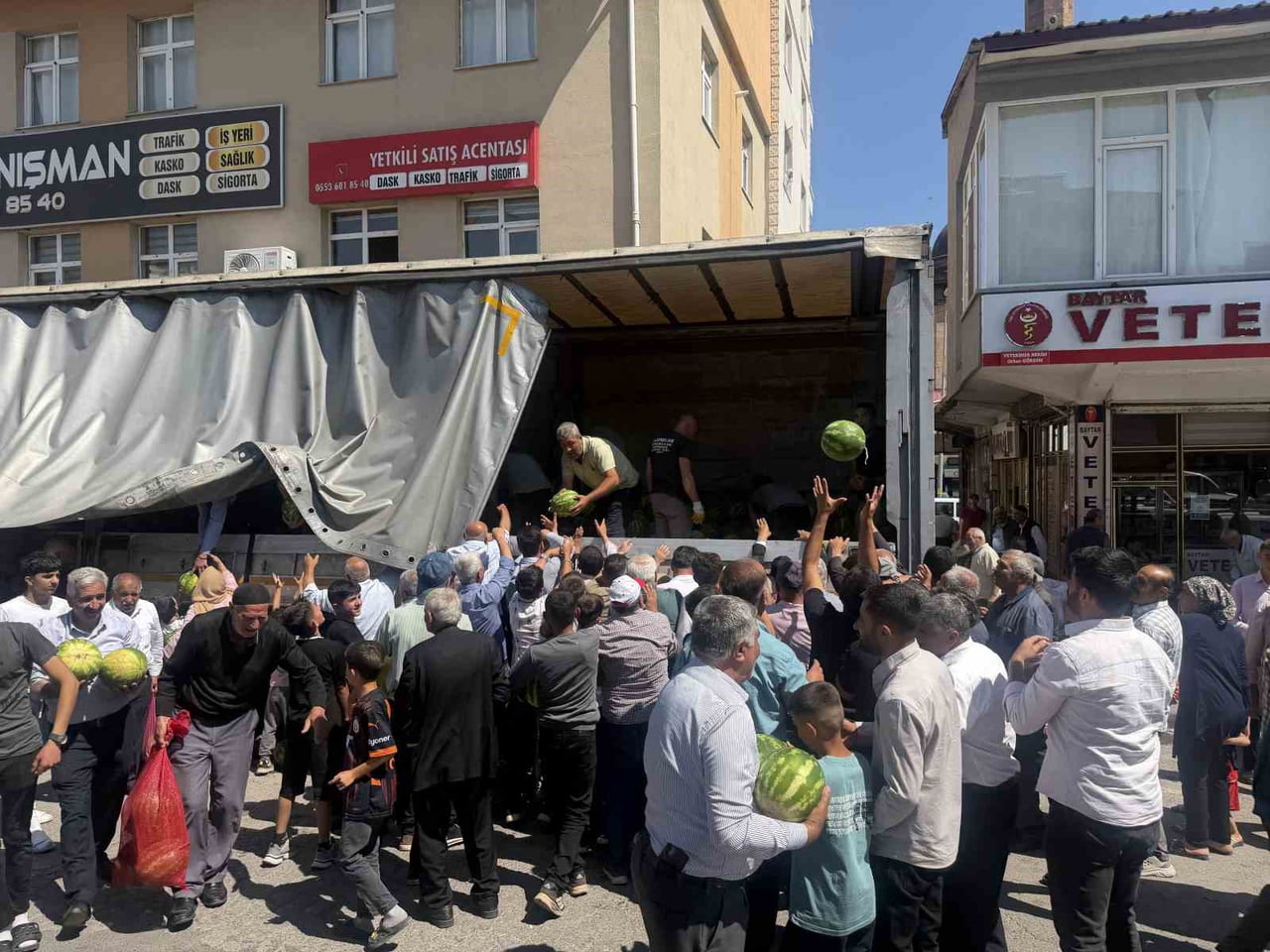 BİTLİS’İN AHLAT İLÇESİNDE HAYIRSEVER ÇİFTÇİ MESUT SUBAŞI, HEMŞEHRİLERİNE ÜCRETSİZ 30 TON KARPUZ...