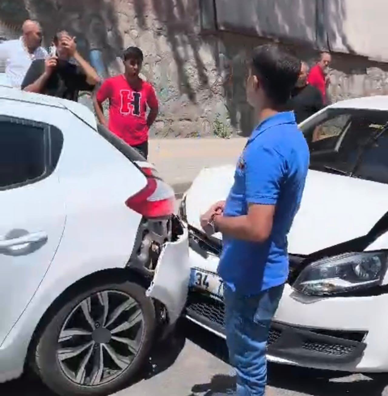 BİTLİS MERKEZ HÜSREVPAŞA MAHALLESİ ÇAM SİTESİ MEVKİİNDE MEYDANA GELEN TRAFİK KAZASINDA İKİ...