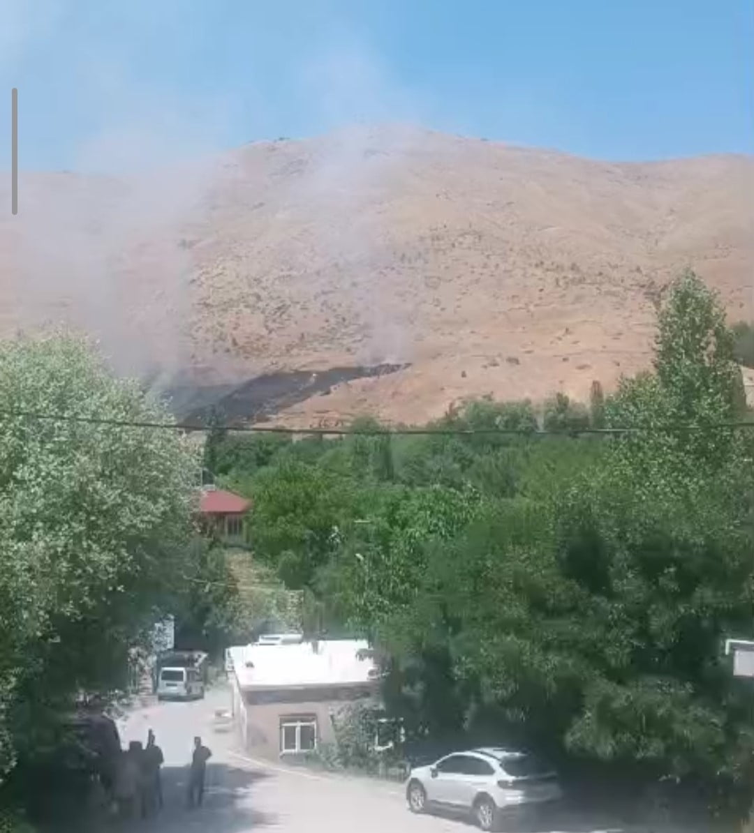 BİTLİS MERKEZE BAĞLI  DAĞLIK ALANDA HENÜZ BELİRLENEMEYEN BİR NEDENLE ÇIKAN YANGIN BÜYÜYEREK...