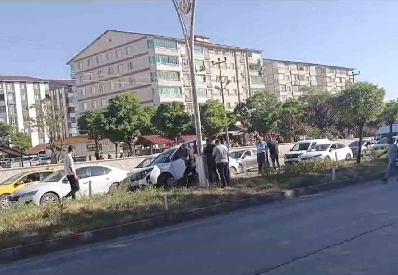 BİTLİS’TE MEYDANA GELEN İKİ AYRI TRAFİK KAZASINDA TOPLAM 4 KİŞİ YARALANDI.