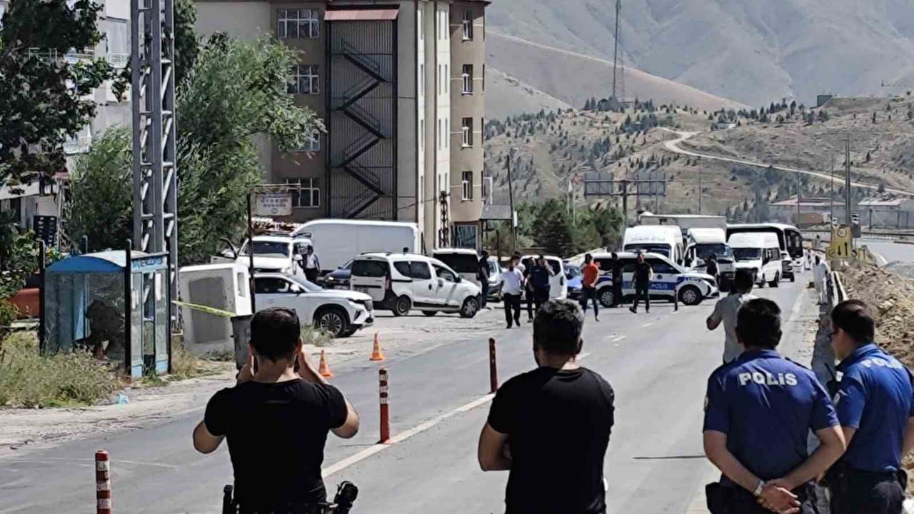 BİTLİS’TE ŞEHİR İÇİ ULAŞIMDA KULLANILAN BİR OTOBÜS DURAĞINA BIRAKILAN ŞÜPHELİ PAKET, GÜVENLİK...