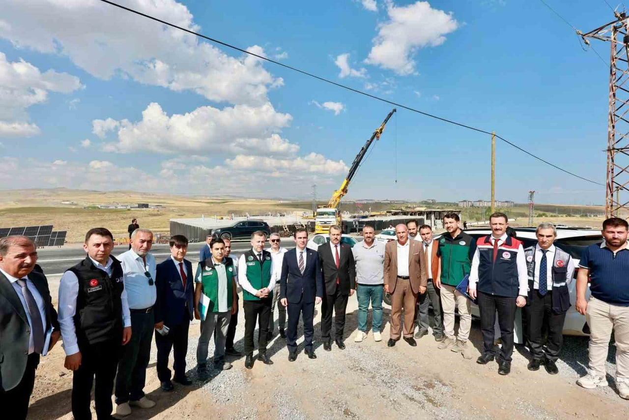 BİTLİS VALİSİ AHMET KARAKAYA, KAMU YATIRIMLARI KAPSAMINDA AHLAT’TA YAPIMI DEVAM EDEN İÇME SUYU...