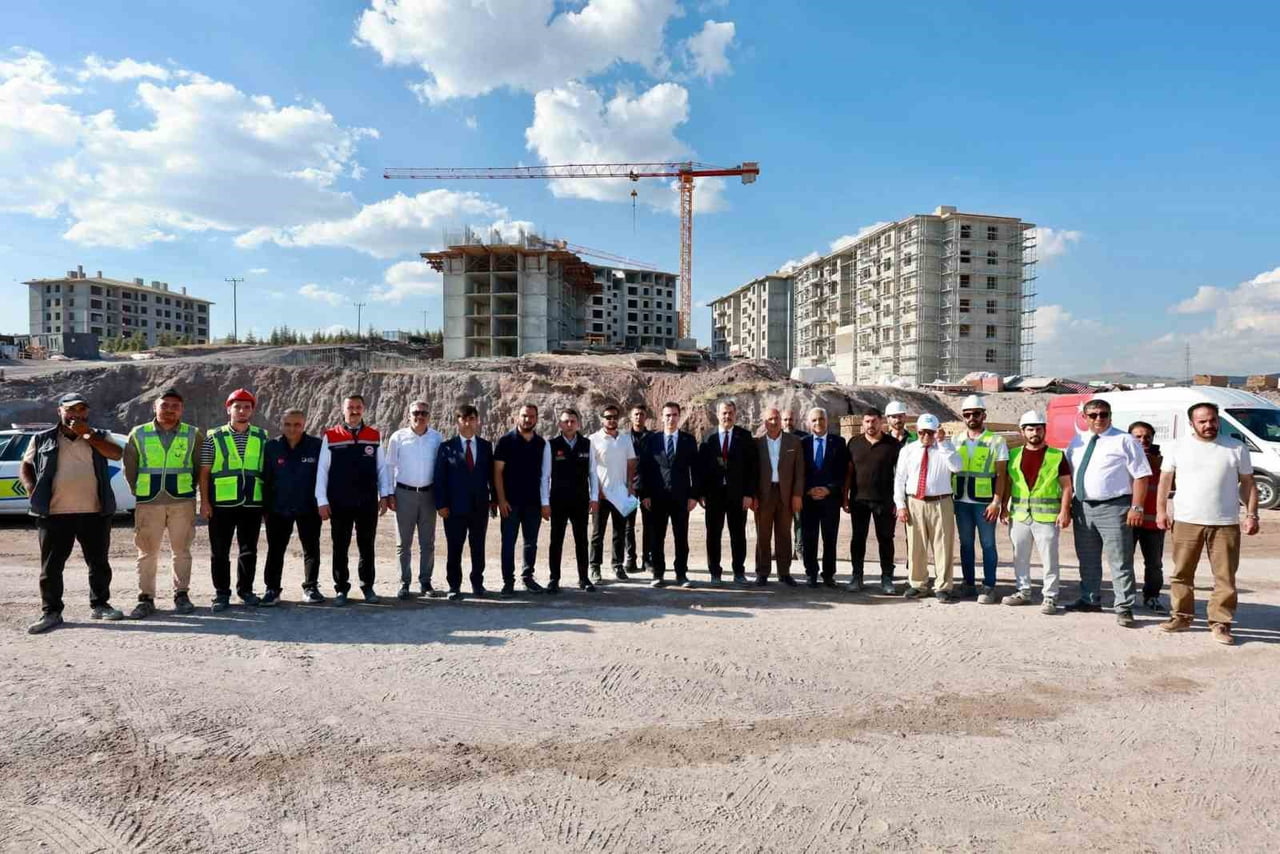 BİTLİS VALİSİ VALİSİ AHMET KARAKAYA, AHLAT’TA AHISKALI TÜRKLERİ İÇİN İNŞA EDİLEN TOKİ KONUTLARINI...