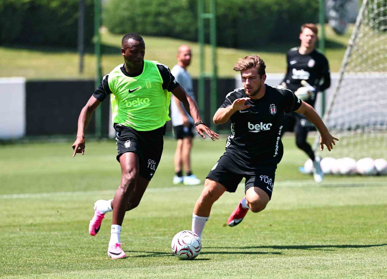 BJK NEVZAT DEMİR TESİSLERİ’NDE, TEKNİK DİREKTÖR VİNCENZO ITALİANO’NUN YÖNETİMİNDE YAPILAN...
