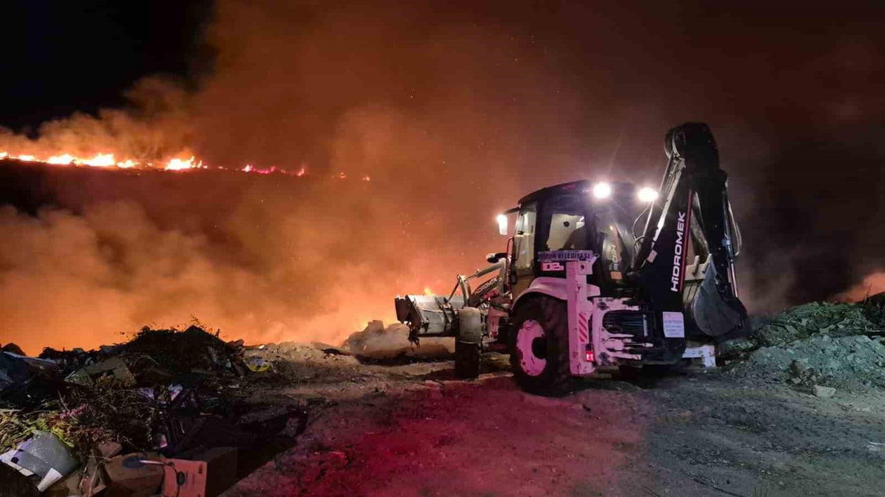 BODRUM'UN ORTAKENT İLE BİTEZ MAHALLELERİ ARASINDA MAKİLİK ALANDA ÇIKAN YANGINA EKİPLER KARADAN...