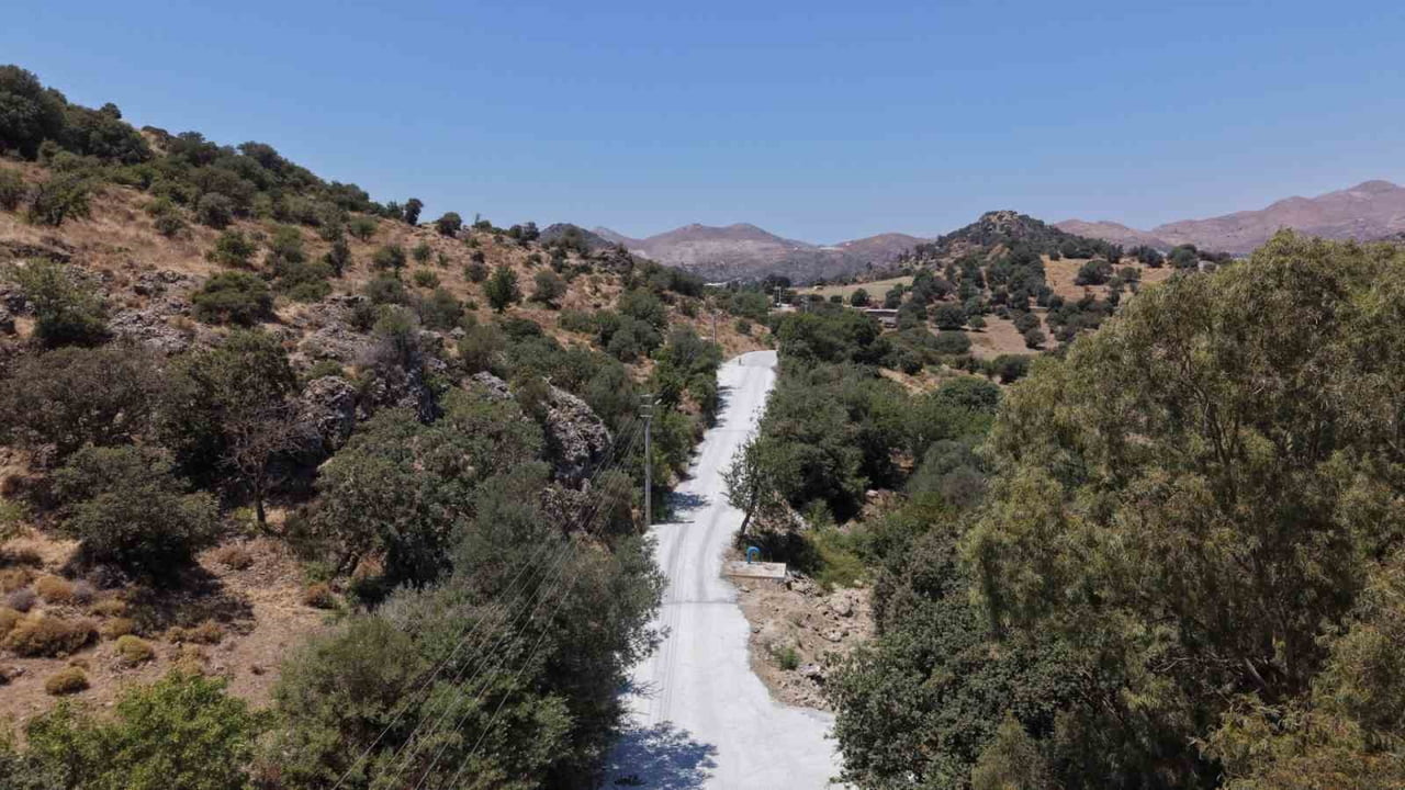 BODRUM BELEDİYESİ FEN İŞLERİ MÜDÜRLÜĞÜ EKİPLERİ, İLÇE GENELİNDE BETON YOL VE PARKE UYGULAMALARINI...