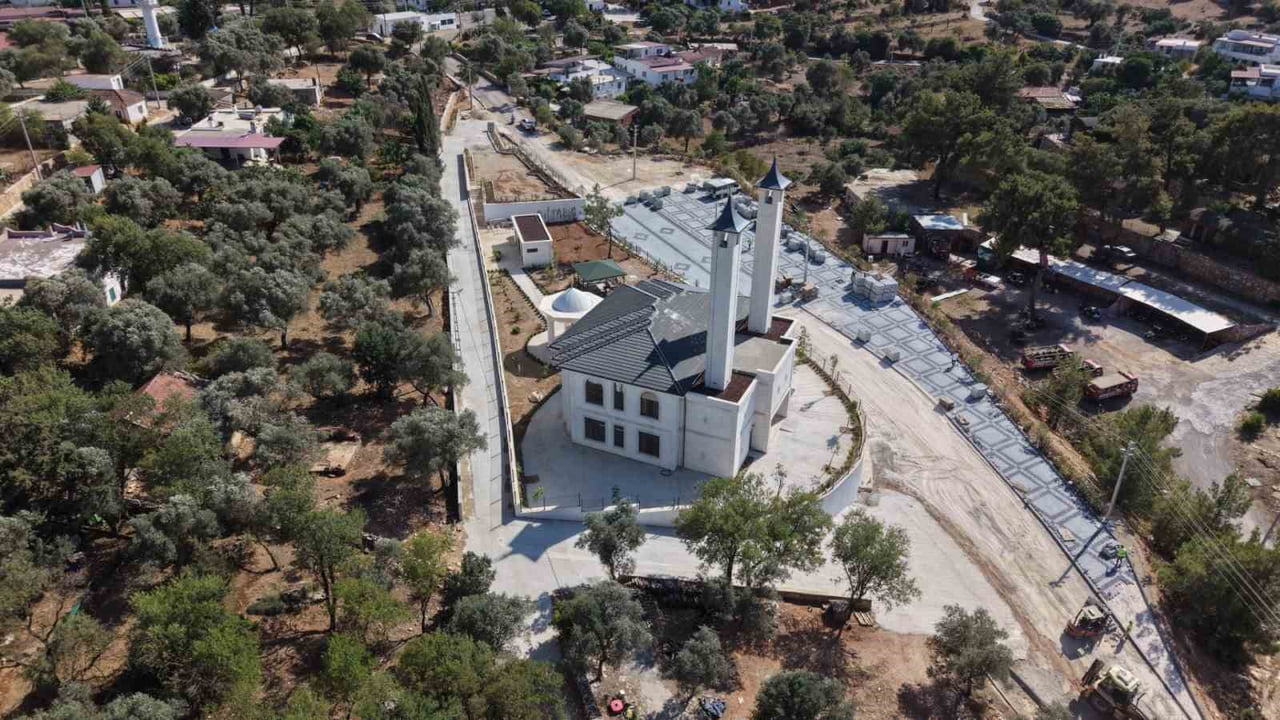 BODRUM BELEDİYESİ FEN İŞLERİ MÜDÜRLÜĞÜ EKİPLERİ TARAFINDAN ÇAMLIK MAHALLESİNDE BULUNAN ÇAMLIK CAMİ...