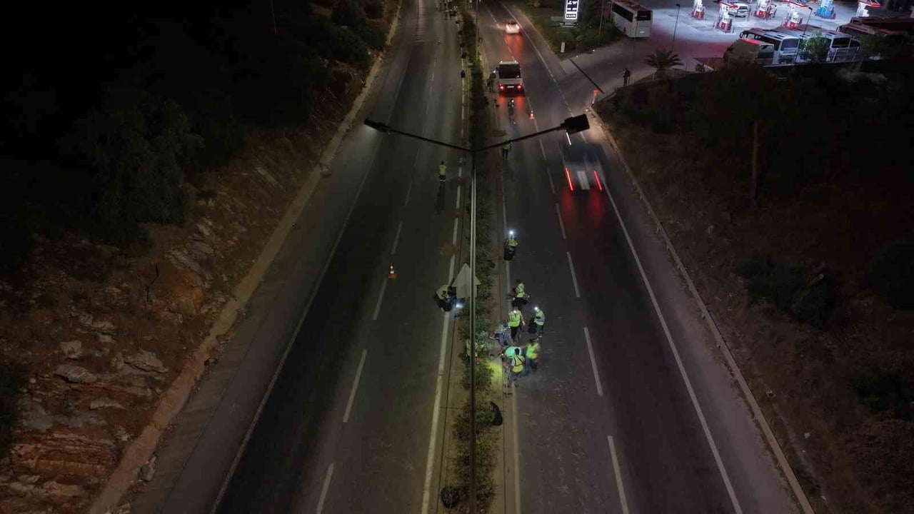 BODRUM BELEDİYESİ PARK VE BAHÇELER MÜDÜRLÜĞÜ EKİPLERİ, GÜNDÜZ SAATLERİNDE YAŞANAN YOĞUN TRAFİK...