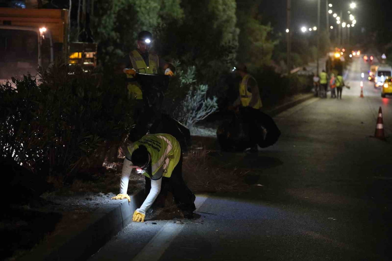 BODRUM BELEDİYESİ PARK VE BAHÇELER MÜDÜRLÜĞÜ EKİPLERİ, GÜNDÜZ SAATLERİNDE YAŞANAN YOĞUN TRAFİK...
