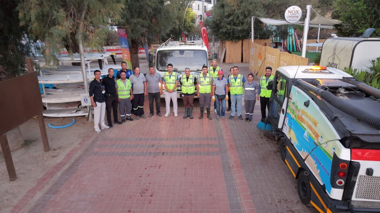 BODRUM BELEDİYESİ TEMİZLİK İŞLERİ MÜDÜRLÜĞÜ EKİPLERİ, İLÇE GENELİNDE SÜRDÜRDÜĞÜ KAPSAMLI TEMİZLİK...