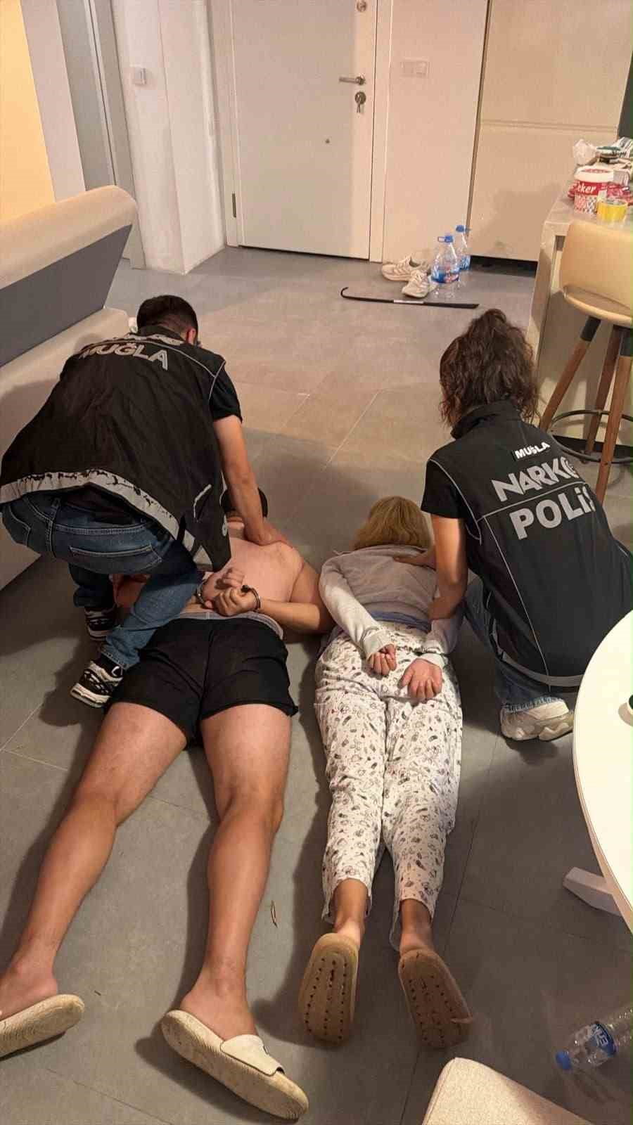 BODRUM’DA ULUSLARARASI OPERASYON: KIRMIZI BÜLTENLE ARANAN ŞAHIS KIS KIVRAK YAKALANDI