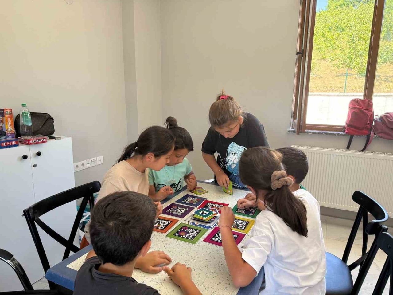 BOĞAZİÇİ GENÇ OFİS'TE DÜZENLENEN AKIL VE ZEKÂ OYUNLARI EĞİTİMİNE KATILAN ÖĞRENCİLER, EĞLENEREK...
