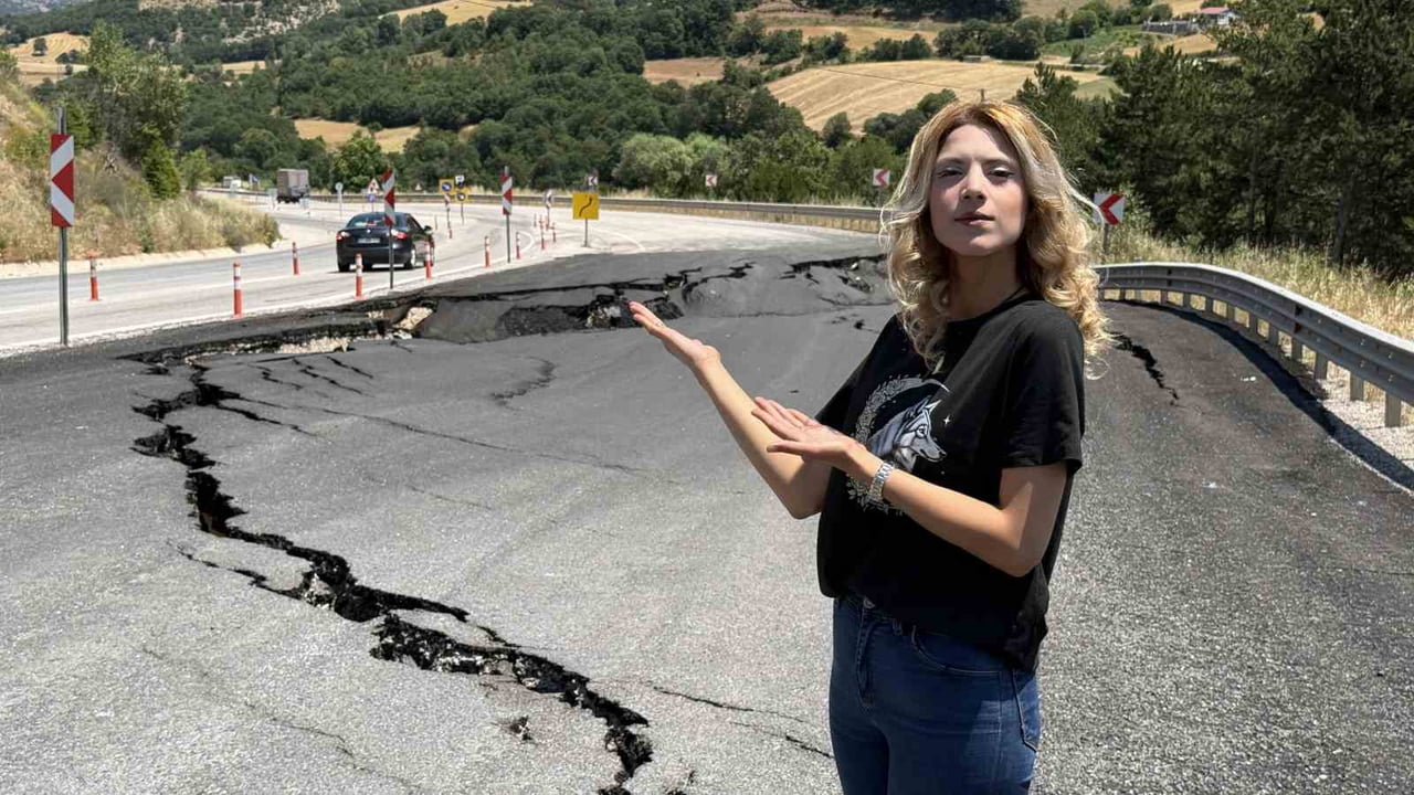 BÖLGEDE YAŞAYAN VATANDAŞLAR VE YOLU KULLANAN SÜRÜCÜLER, ÇATLAKLARIN GİDEREK BÜYÜMESİNİN ENDİŞE...