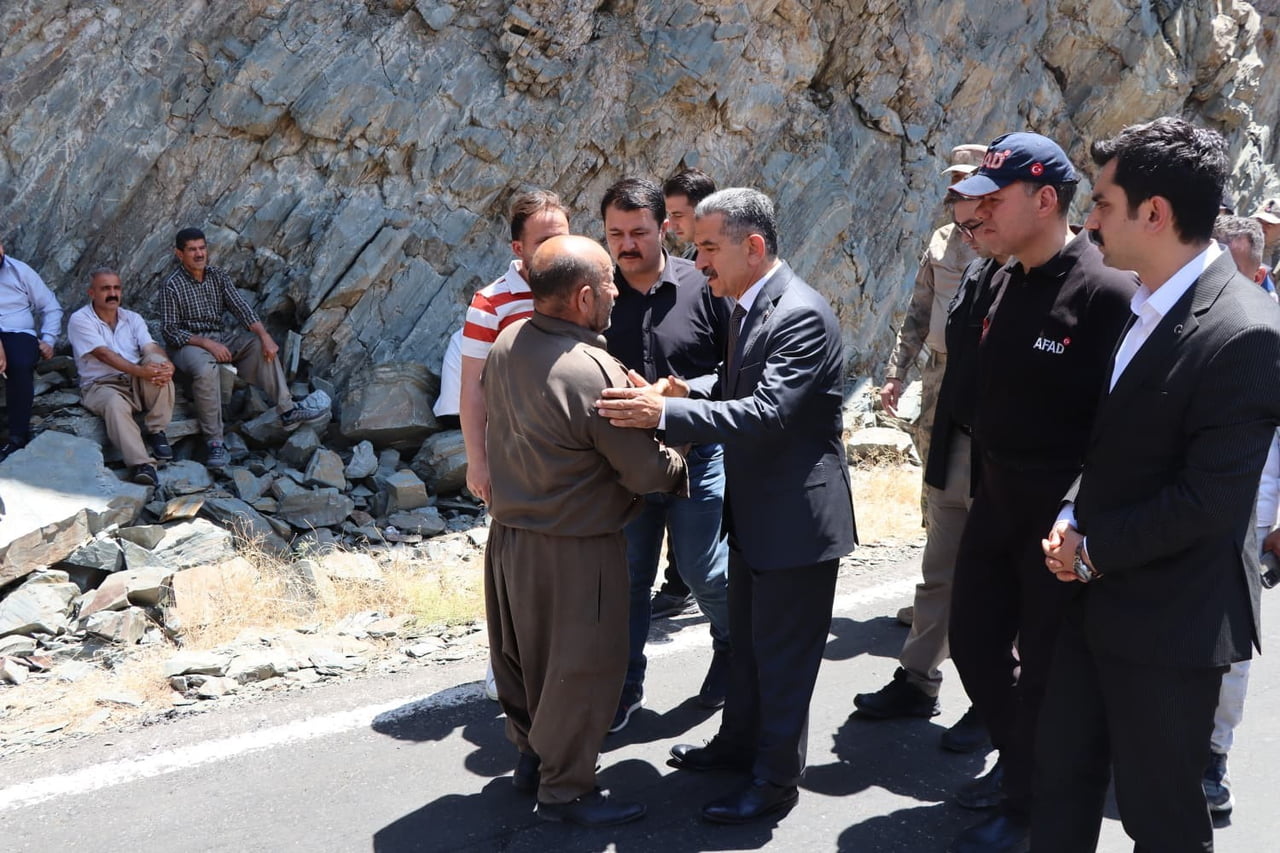 BÖLGEDE YÜRÜTÜLEN ÇALIŞMALARI YERİNDE İNCELEYEN VALİ BİROL EKİCİ, EKİPLERDEN SON DURUM HAKKINDA...