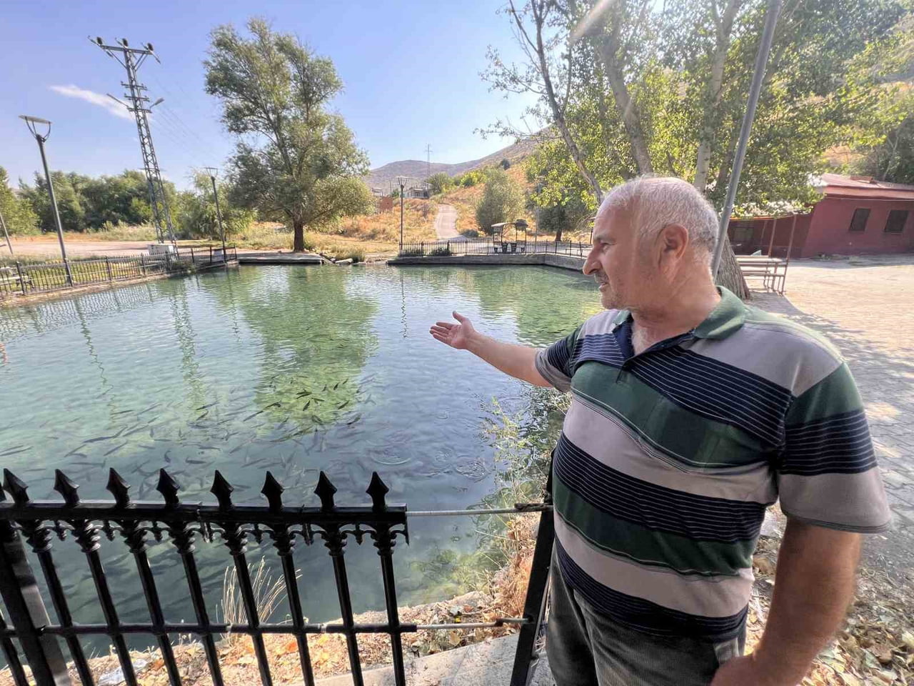 BÖLGEYE YAŞAYAN DURDU TÜRKAN, "BEN 57 YAŞINDAYIM VE BENİM BİLDİĞİM BU BALIKLAR NE AZALIR NE DE...