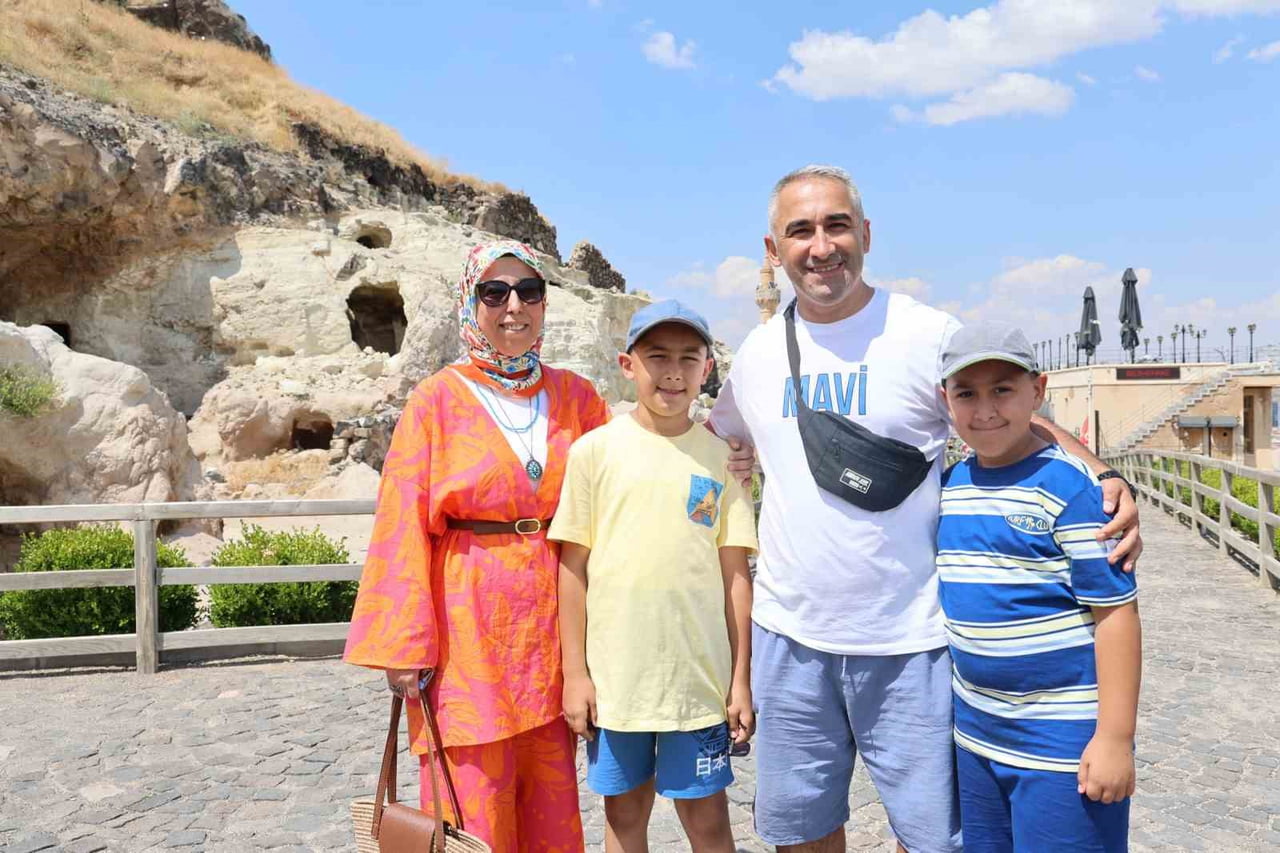 BÖLGEYİ ZİYARET EDEN TURİSTLER UYGULAMANIN GEZİ DENEYİMİNİ ÖNEMLİ ÖLÇÜDE KOLAYLAŞTIRDIĞINI...