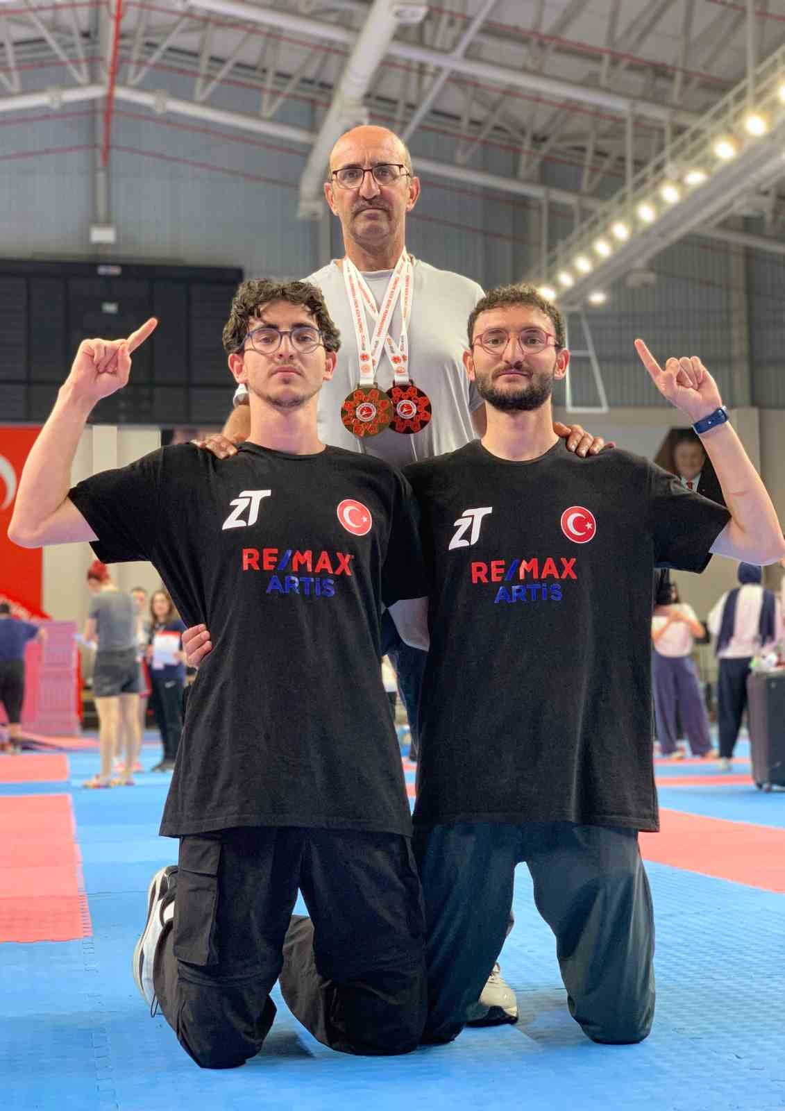 BOLU'DA DÜZENLENEN TÜRKİYE KİCK BOKS ŞAMPİYONASI'NDA AŞKALE'Yİ TEMSİL EDEN GACIR KARDEŞLER, ELDE...