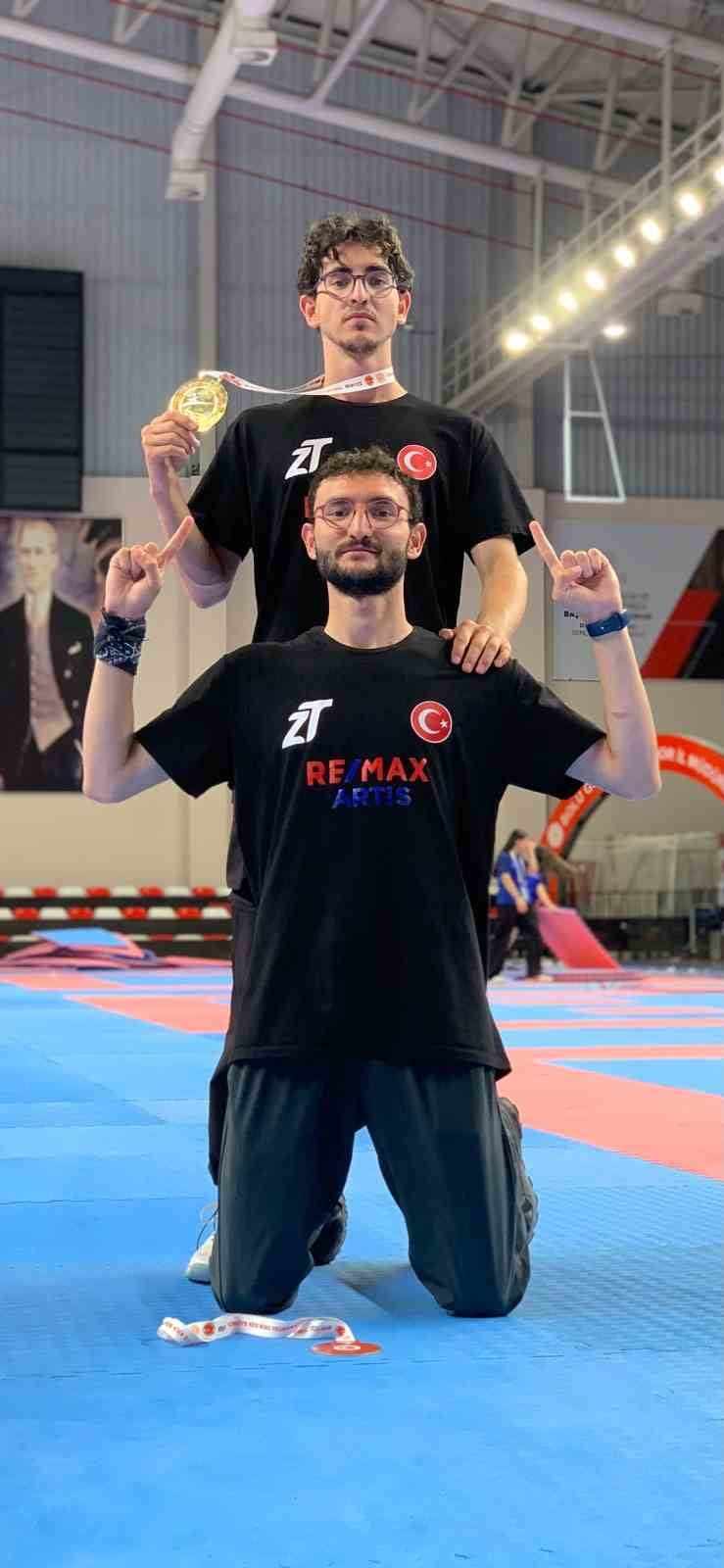 BOLU'DA DÜZENLENEN TÜRKİYE KİCK BOKS ŞAMPİYONASI'NDA AŞKALE'Yİ TEMSİL EDEN GACIR KARDEŞLER, ELDE...