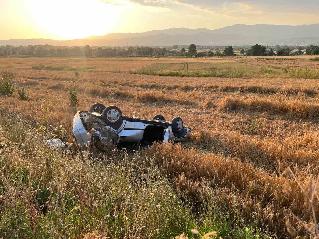 BOLU'DA KONTROLDEN ÇIKARAK TARLAYA UÇAN VE TAKLA ATARAK ADETA HURDAYA DÖNEN OTOMOBİLİN SÜRÜCÜSÜ...