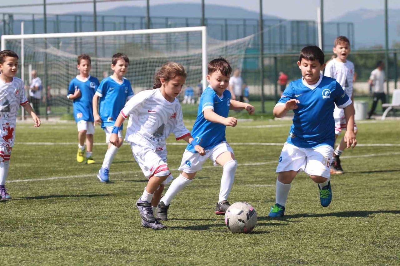 BOLU'DA MİNİ MİNİKLER FUTBOL TURNUVASI HEYECANI BAŞLADI