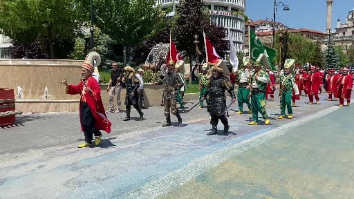 Bolu'da sünnet şöleni coşkusu: İzzet Baysal Caddesi'nde mehterli yürüyüş