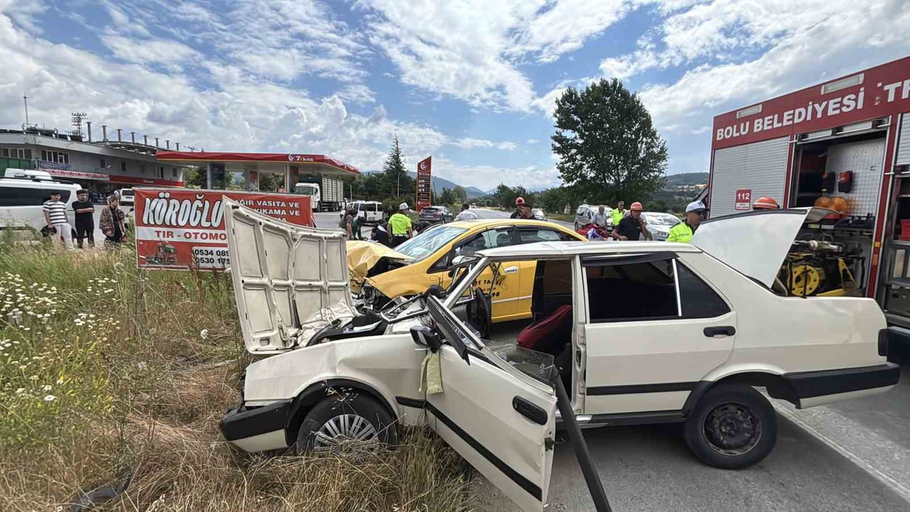 BOLU'DA TİCARİ TAKSİ İLE OTOMOBİLİN ÇARPIŞMASI NETİCESİNDE MEYDANA GELEN TRAFİK KAZASINDA 5 KİŞİ...