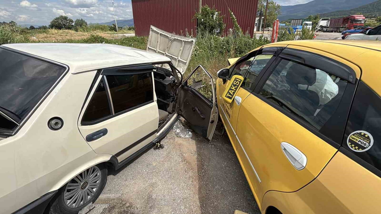 BOLU'DA TİCARİ TAKSİ İLE OTOMOBİLİN ÇARPIŞMASI NETİCESİNDE MEYDANA GELEN TRAFİK KAZASINDA 5 KİŞİ...